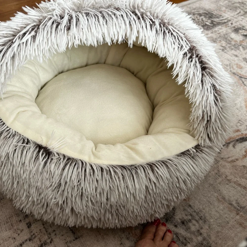 Dog/Cat bed, comfy, soft and lightweight.